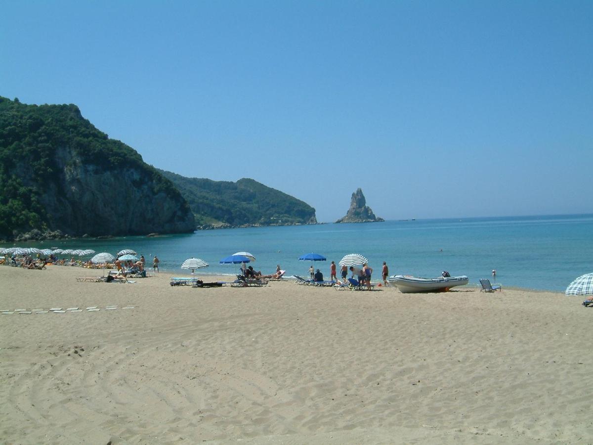 Villa Popi On The Beach Of Agios Gordios Агиос Гордиос Екстериор снимка